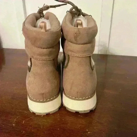 Never been work Old Navy faux fur hiking boots size 9 - Picture 6 of 12